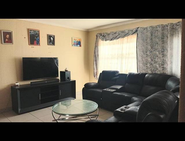3 BEDROOM TOWNHOUSE FOR SALE IN WHITNEY GARDENS